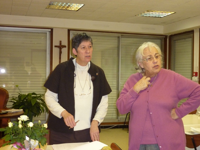 Annie et Marylou veillent à la sign,ature de la feuille de présence